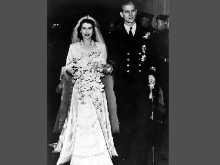 Sie-mag-sich-nach-dem-Tod-der-Prinzessin-der-Herzen-eine-Weile-lang-nicht-so-ganz-korrekt-verhalten-haben-herzlos-gewirkt-haben-aber-letzten-Endes-reisst-diese-Koenigin-sich-schon-ihr-ganzes-Leben-lang-zusammen