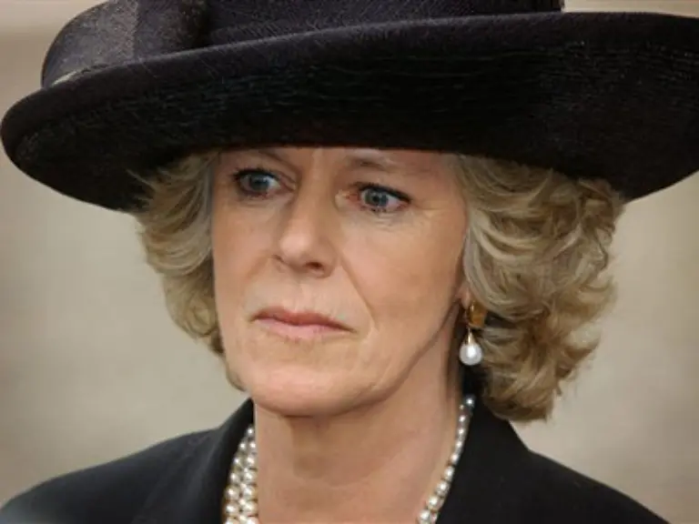 und-der-einzige-der-in-diesen-Tagen-sauer-auf-Camilla-ist-ist-ihr-Mann-der-ihre-eigenmaechtige-Entscheidung-nicht-zum-Trauergottesdienst-fuer-Diana-zu-kommen