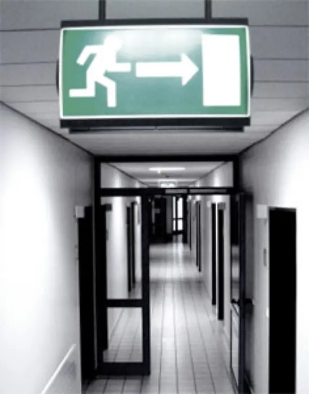 Da-ist-die-Tuer-Ganz-so-einfach-funktioniert-das-mit-dem-Rauswurf-zum-Glueck-nicht-Arbeitnehmer-muessen-dem-Chef-schon-gute-Gruende-fuer-die-Kuendigung-liefern