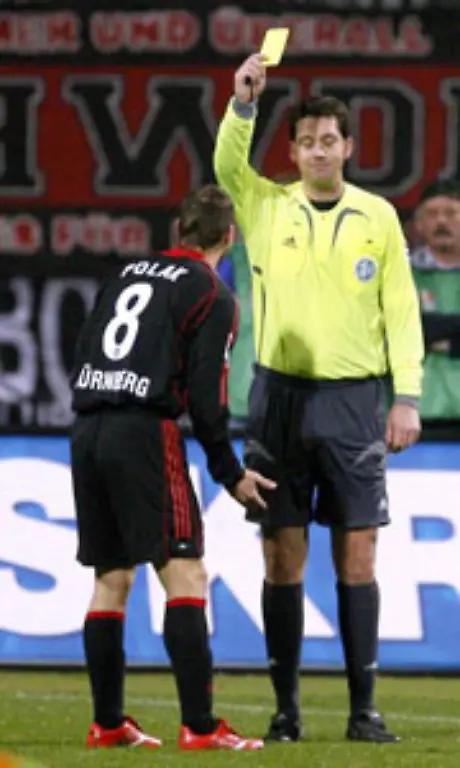 In-der-Regel-sieht-der-Mitarbeiter-auch-erst-einmal-die-gelbe-Karte-eine-Abmahnung-Einen-sofortigen-Arbeitsplatzverweis-kann-der-Chef-nur-aus-schwerwiegenden-Gruenden-aussprechen