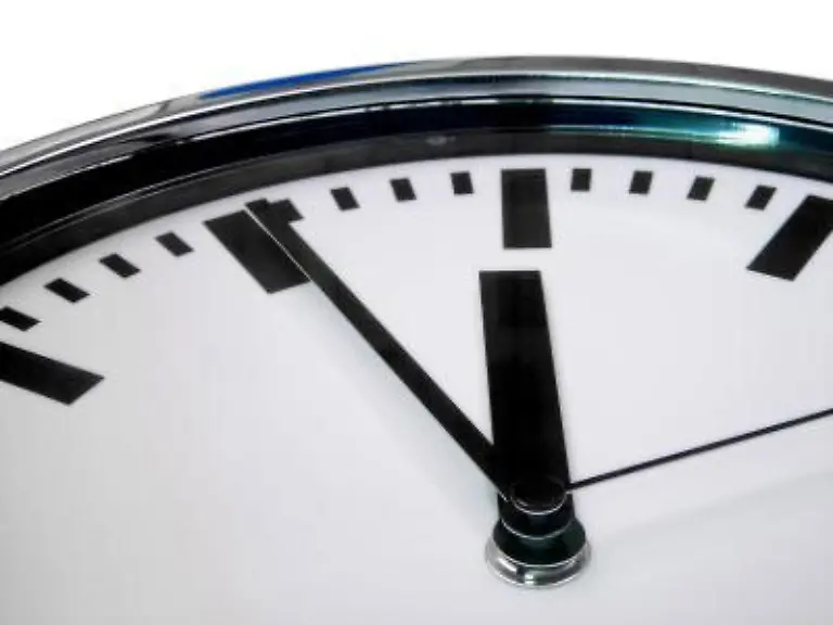 Ausschlafen-ist-eine-schoene-Sache-Wer-es-trotz-einer-Abmahnung-immer-noch-nicht-puenktlich-zur-Arbeit-schafft-braucht-kuenftig-gar-nicht-mehr-aufzustehen-Der-Chef-kann-kuendigen-auch-wenn-der-Mitarbeiter-dafuer-abends-laenger-bleibt