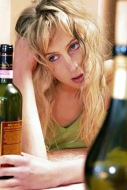 Die-meisten-Arbeitgeber-legen-allerdings-Wert-auf-nuechterne-Mitarbeiter-und-sprechen-daher-ein-generelles-Alkoholverbot-am-Arbeitsplatz-aus-Wer-trotzdem-heimlich-den-Flachmann-ansetzt-oder-schon-alkoholisiert-zum-Dienst-torkelt-riskiert-die-Kuendigung