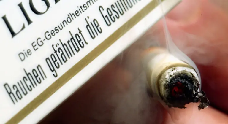 140-000-Menschen-sterben-hierzulande-jaehrlich-an-den-Auswirkungen-des-Tabakkonsums-das-sind-mehr-Todesfaelle-als-durch-Aids-Alkohol-illegale-Drogen-Verkehrsunfaelle-Morde-und-Selbstmorde-zusammen-sagt-die-Deutsche-Krebshilfe
