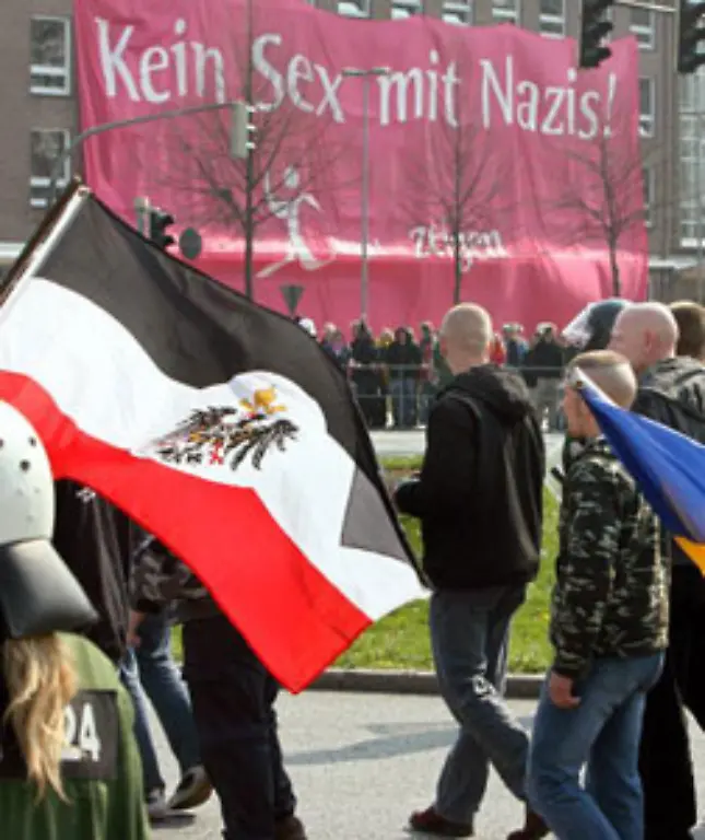 Politische-Meinungsaeusserung-ist-grundsaetzlich-auch-am-Arbeitsplatz-erlaubt-solange-man-sich-auf-dem-Boden-des-Grundgesetzes-bewegt-Auslaenderfeindliche-Parolen-und-entsprechendes-Verhalten-fuehren-zur-Kuendigung