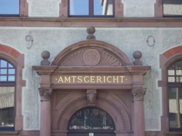 Straftaten-die-der-Arbeitnehmer-ausserhalb-des-Dienstes-veruebt-gehen-den-Arbeitgeber-dagegen-nichts-an-Es-sei-denn-die-berufliche-Eignung-steht-damit-in-Frage-etwa-bei-privaten-Trunkenheitsfahrten-eines-Busfahrers