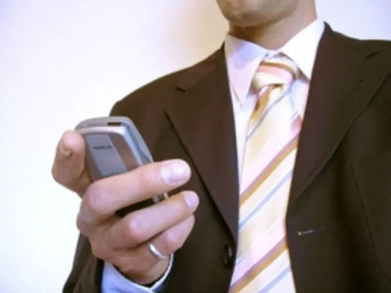 Einen-Arzttermin-vereinbaren-den-Ehepartner-anrufen-fuer-die-meisten-Arbeitgeber-sind-kurze-Privatgespraeche-im-Buero-kein-Thema-Greift-man-jedoch-trotz-ausdruecklichem-Verbot-zum-Hoerer-kann-eine-Abmahnung-folgen