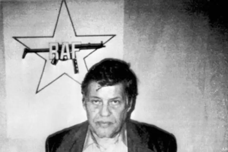 Mit-der-Geiselnahme-von-Arbeitgeber-Praesident-Hanns-Martin-Schleyer-am-5-September-1977-in-Koeln-beginnt-eine-Entwicklung-die-als-Deutscher-Herbst-in-die-Geschichte-eingeht-Mehr-als-sechs-Wochen-lang-haelt-die-Terrorwelle-der-Rote-Armee-Fraktion-die-BRD-in-Atem