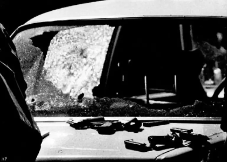 Reinhold-Braendle-Helmut-Ulmer-Roland-Pieler-und-der-Fahrer-Heinz-Marcizs-haben-keine-Chance-und-sterben-noch-am-Tatort-Die-Taeter-zerren-Schleyer-in-einen-VW-Bus-und-fluechten