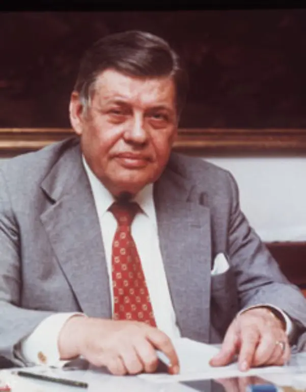 Schleyer-war-ausserdem-schon-in-seiner-Jugend-Anhaenger-der-Nazis-und-machte-spaeter-im-Dritten-Reich-Karriere-Allerdings-wurde-er-nach-dem-Zweiten-Weltkrieg-nur-als-Mitlaeufer-eingestuft