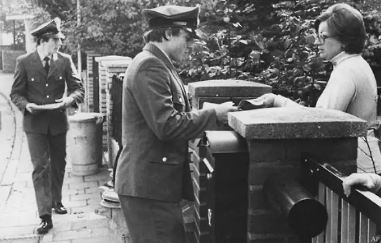 Mit-einem-bis-dahin-beispiellosen-Polizeiaufwand-wird-in-weiten-Teilen-Deutschlands-nach-Schleyer-gesucht-Erfolglos