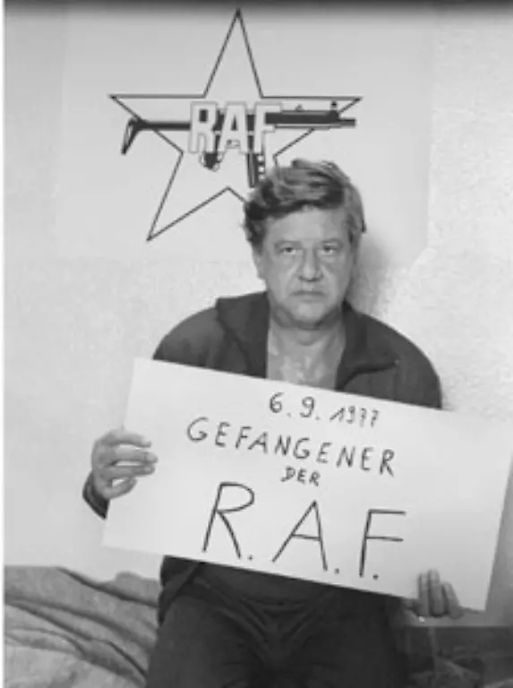 ist-Schleyer-in-Appartment-104-in-einem-Schrank-angekettet-und-bittet-die-Bundesregierung-vor-einer-Videokamera-die-Forderungen-der-Terroristen-zu-erfuellen