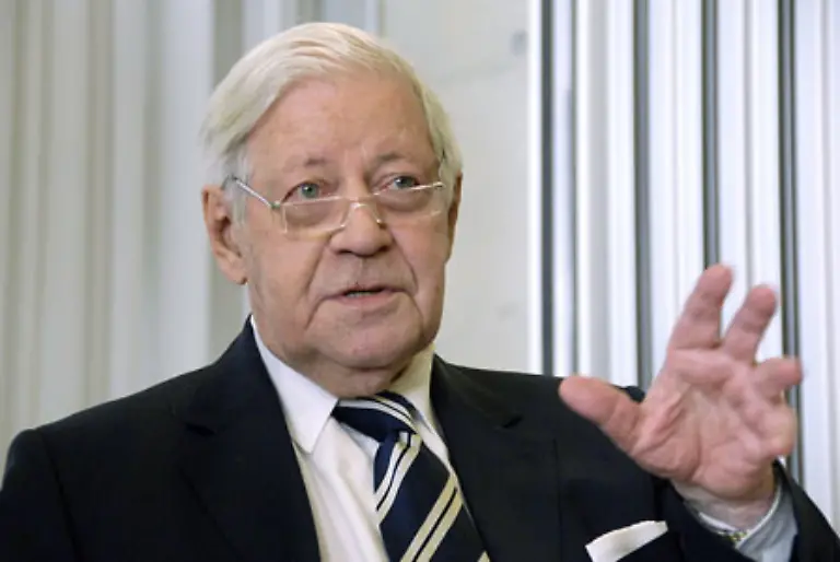 Ich-bin-verstrickt-in-Schuld-Schuld-gegenueber-Schleyer-und-gegenueber-Frau-Schleyer-erklaert-Schmidt-im-August-2007-in-einem-Zeit-Interview-Als-Bundeskanzler-stand-er-damals-vor-einer-grausamen-Wahl-und-entschied-fuer-den-Staat