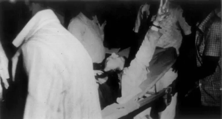 Im-Falle-einer-Verweigerung-drohen-sie-mit-der-Ermordung-Schleyers-und-aller-Flugzeuginsassen-Letzteres-kann-ein-Bundesgrenzschutz-Kommando-GSG-9-verhindern-Foto-das-am-18-Oktober-die-Geiseln-in-Mogadischu-befreit