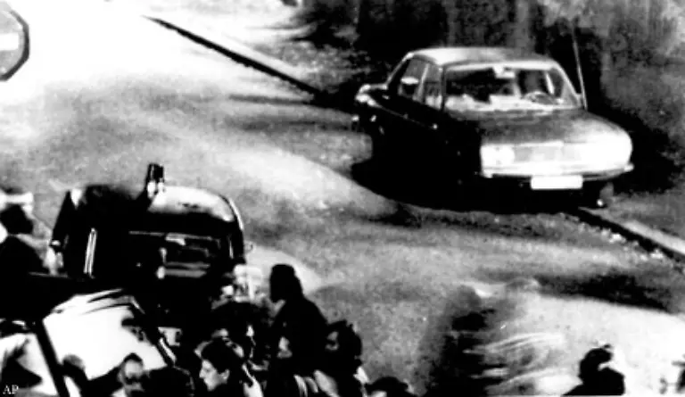 Am-19-Oktober-1977-findet-die-Polizei-Schleyers-Leiche-im-Kofferraum-eines-Wagens-im-Elsass