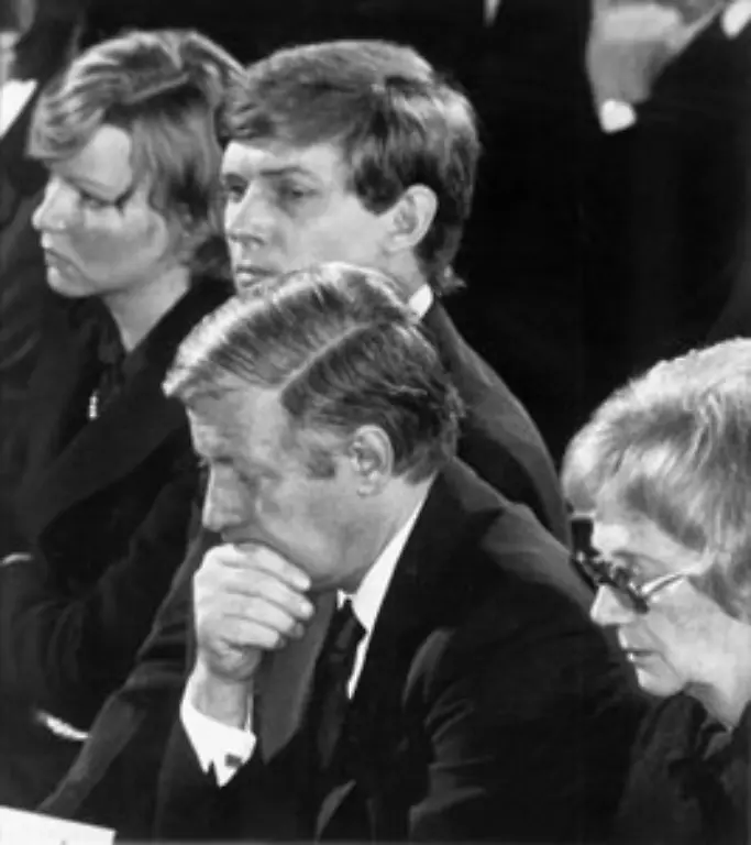 In-Stuttgart-findet-eine-Trauerfeier-fuer-den-Toten-statt-Foto-Helmut-Schmidt-sitzt-in-der-Stuttgarter-Sankt-Eberhardskirche-neben-der-Witwe-Waltrude-Schleyer