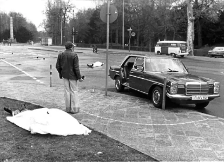 Der-RAF-Terror-fordert-im-Laufe-der-Jahre-insgesamt-34-Menschenleben-Im-Versuch-durch-Morde-und-Bombenanschlaege-die-potenziell-revolutionaeren-Teile-des-Volkes-zu-einer-Revolution-zu-mobilisieren-sterben-auch-ueber-zwei-Dutzend-bewaffnete-Kaempfer