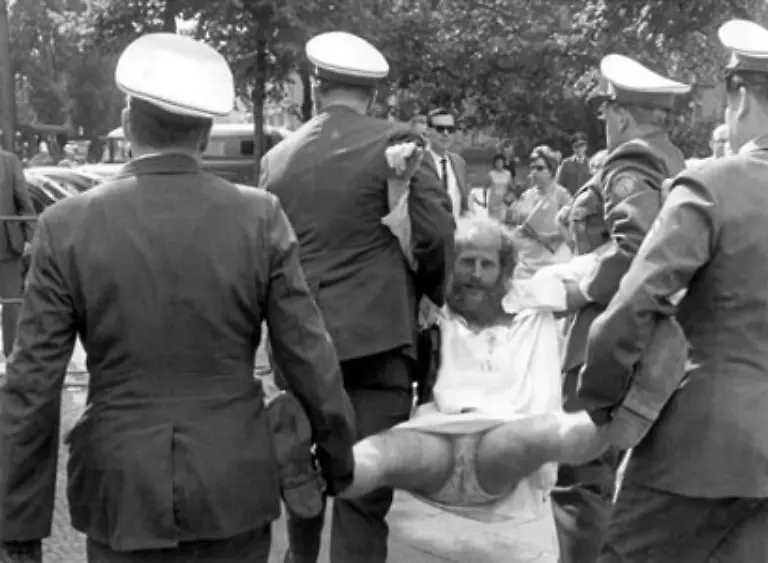 Doch-der-erste-Schritt-ist-gemacht-vom-anarchistischen-Politprotest-der-Studentenbewegung-zum-politisch-motivierten-Einsatz-von-Gewalt-Weil-Baader-mit-der-Tat-prahlt-kann-die-Polizei-die-Brandstifter-schon-am-naechsten-Tag-verhaften