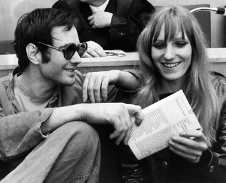 Am-31-10-1968-werden-die-Angeklagten-zu-drei-Jahren-Haft-verurteilt-im-Juni-1969-bis-zur-Entscheidung-ueber-ihren-Revisionsantrag-aus-der-Haft-entlassen-Als-der-Bundesgerichtshof-fuenf-Monate-spaeter-die-Revision-verwirft-fliehen-Baader-und-Ensslin-ins-Ausland