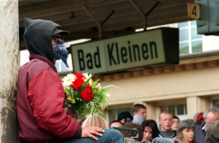 1993-geraet-die-RAF-noch-einmal-in-die-Schlagzeilen-als-auf-dem-Bahnhof-von-Bad-Kleinen-in-Mecklenburg-Vorpommern-Foto-RAF-Symphatisanten-demonstrieren-am-11-Juli-1993-gegen-den-Tod-von-Wolfgang-Grams