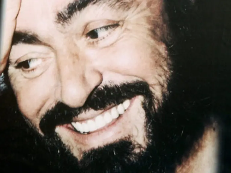 Luciano-Pavarotti-dieser-Name-war-ist-und-bleibt-ein-Synonym-fuer-unvergessliche-musikalische-Momente-des-20-Jahrhunderts