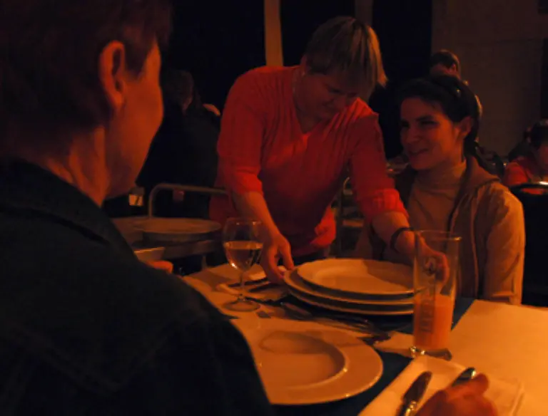 Wirklich-aktiv-nehmen-wir-unsere-Sinne-jedoch-erst-wahr-wenn-wir-dazu-aufgefordert-werden-bzw-ein-Sinn-besonders-gereizt-wird-oder-ausfaellt-wie-beispielsweise-im-Dunkel-Restaurant