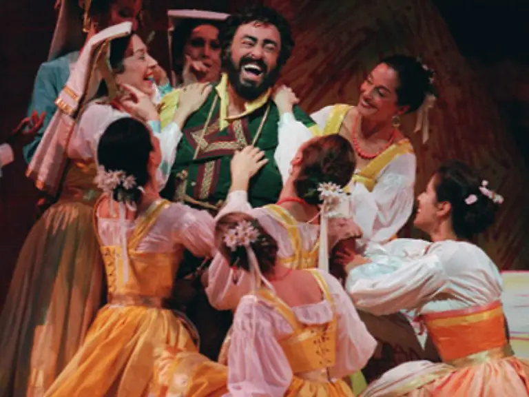 Big-Luciano-liebte-sein-Publikum-er-liebte-die-ganz-grossen-Auftritte-bei-denen-die-Menschen-ihm-zu-Fuessen-lagen