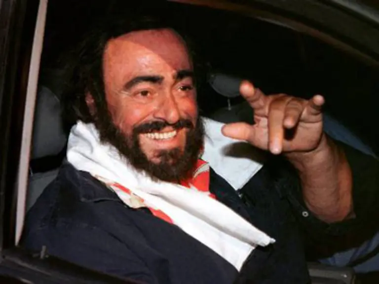 Immer-wieder-hat-Pavarotti-deshalb-seinen-Buehnenabschied-hinausgezoegert-genoss-noch-das-Bad-in-der-Menge-als-er-das-hohe-C-schon-laengst-nicht-mehr-praezise-traf