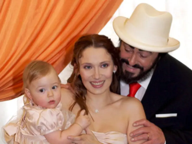 Sie-hatte-wenige-Monate-zuvor-die-gemeinsame-Tochter-Alice-zur-Welt-gebracht-In-die-Vaterfreuden-mischte-sich-bei-Pavarotti-aber-auch-tiefe-Trauer