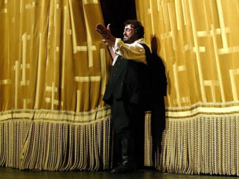 Nicht-umsonst-wurde-der-Tenorissimo-Jahrzehnte-lang-rund-um-die-Welt-gefeiert-Fuer-die-Rolle-des-Nemorino-in-Donizettis-Liebestrank-bekam-er-1988-in-Berlin-115-Vorhaenge