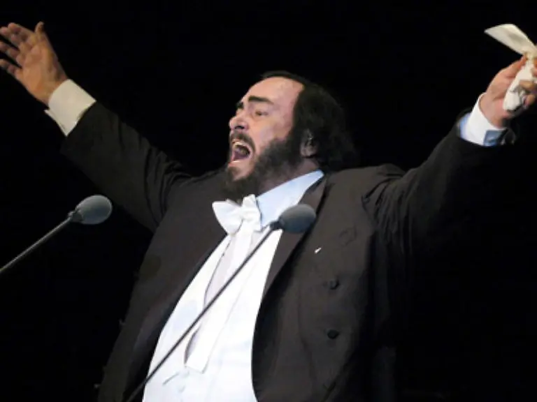 Als-Pavarotti-1964-am-Covent-Garden-in-London-fuer-den-erkrankten-Giuseppe-di-Stefano-einsprang-begann-seine-Weltkarriere