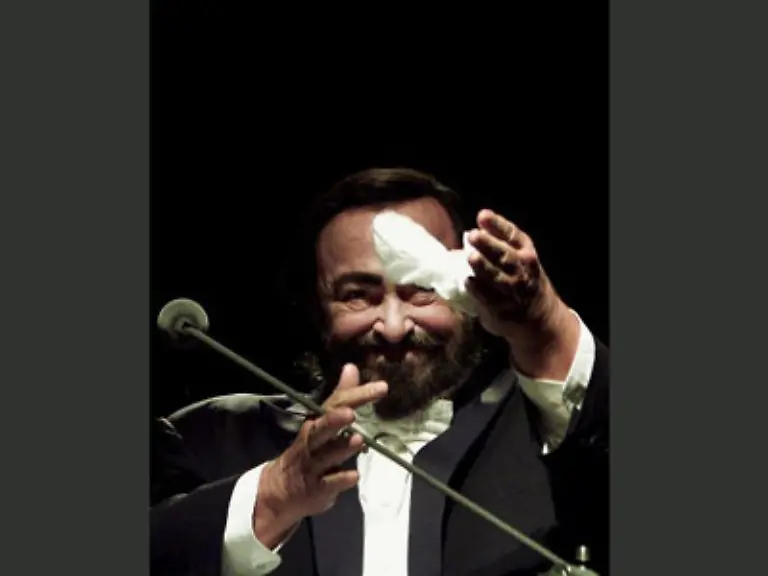 1993-lockte-der-Mann-mit-dem-Vollbart-und-dem-Frack-eine-halbe-Million-Fans-in-den-New-Yorker-Central-Park