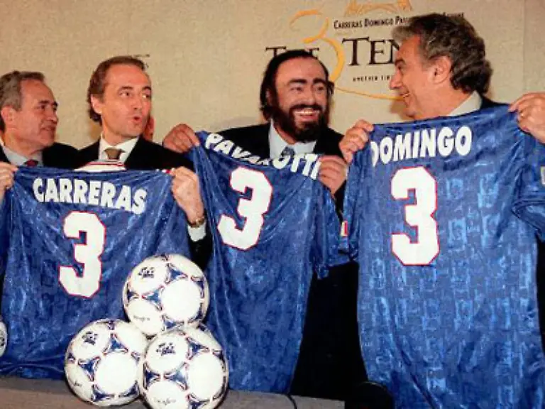 1990-nutzte-das-Trio-die-Fussball-Weltmeisterschaft-in-Italien-fuer-einen-weltweit-ausgestrahlten-Auftritt