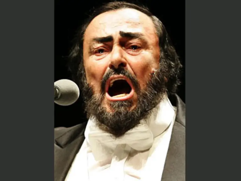 Schon-damals-sang-Pavarotti-die-Arie-Nessun-Dorma-des-Prinzen-Kalaf-das-Stueck-wurde-zur-Hymne-der-WM