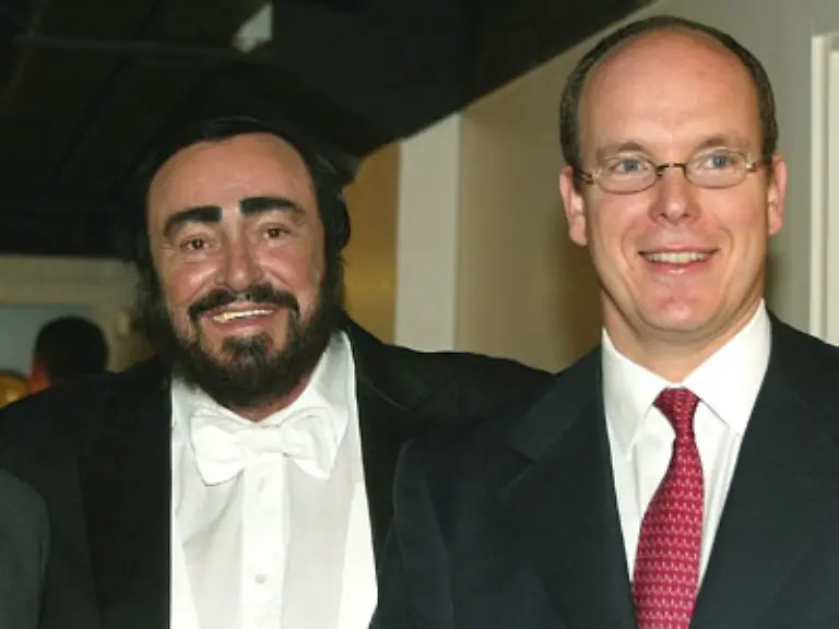 Ganz-im-Gegenteil-Bei-seinen-alljaehrlichen-Benefiz-Konzerten-Pavarotti-Friends-Foto-Mit-Fuerst-Albert-von-Monaco