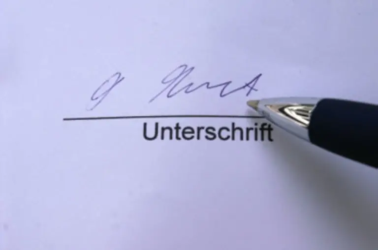 Deshalb-haben-Versicherungsvertreter-leichtes-Spiel-mit-uns-Wenn-wir-uns-dadurch-besser-geschuetzt-fuehlen-schliessen-wir-gern-zusaetzliche-Policen-ab-Viele-davon-sind-allerdings-ueberfluessig