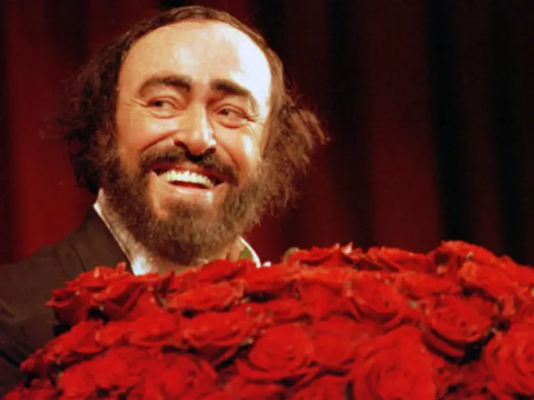 Ich-bin-optimistisch-und-werde-es-bis-zum-Tode-sein-erklaerte-Pavarotti-mit-jenem-mutigen-Blick-den-er-seinen-Opern-Helden-so-oft-verliehen-hatte
