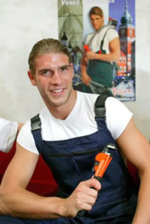 Ein-Anruf-bei-der-Pannen-Hotline-genuegt-und-die-Versicherung-schickt-den-entsprechenden-Fachmann-vorbei-Alles-schoen-und-gut