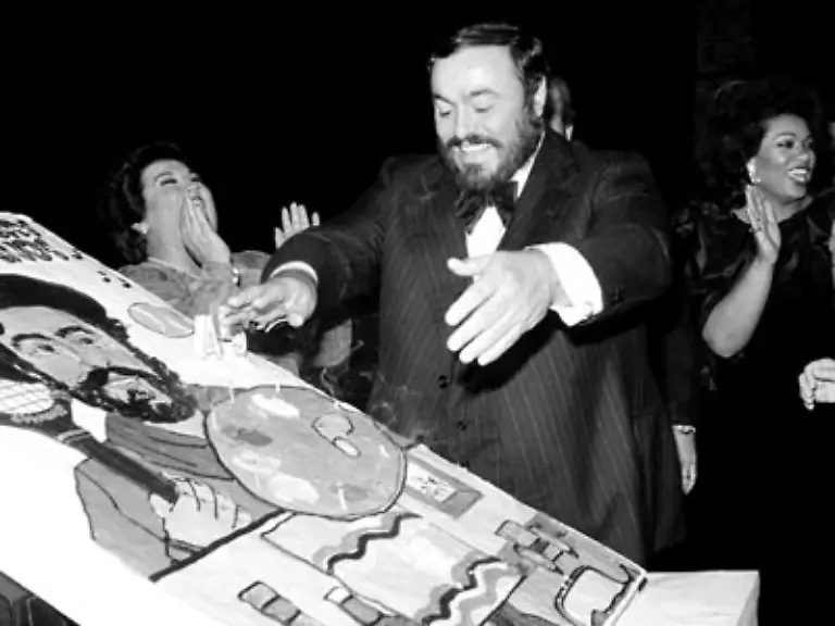 Das-Schwergewicht-im-Musikmarkt-verkaufte-rund-100-Millionen-Langspielplatten-CDs-und-Videos-und-erreichte-damit-als-erster-Klassikkuenstler-Verkaufserfolge-wie-im-Popmusikgeschaeft