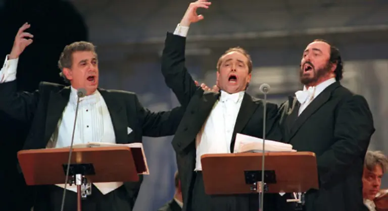 Ein-Live-Mitschnitt-von-Pavarottis-Auftritt-zusammen-mit-Placido-Domingo-und-Jos-Carreras-waehrend-der-Fussball-WM-in-Italien-1990-wurde-mit-rund-elf-Millionen-verkauften-Platten-und-CDs-der-groesste-Klassik-Bestseller-der-Geschichte