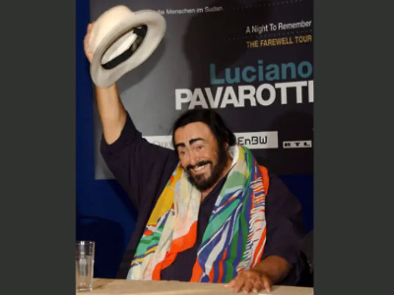 Pavarotti-soll-dafuer-nach-Medienberichten-mit-300-000-US-Dollar-seine-bis-dahin-hoechste-Gage-erhalten-haben-Angesichts-des-grossen-Erfolgs-habe-er-aber-1-5-Millionen-US-Dollar-Nachzahlung-erzwungen-hiess-es