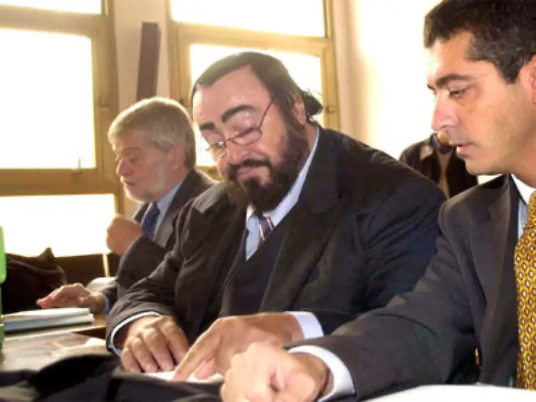 Um-die-Hoehe-seiner-Einnahmen-stritt-Pavarotti-wiederholt-mit-dem-Finanzamt-Im-Jahr-2001-sprach-ihn-ein-Gericht-in-Italien-frei-die-Staatsanwaltschaft-hatte-eineinhalb-Jahre-Haft-wegen-der-Hinterziehung-von-mehr-als-20-Millionen-Euro-Steuern-gefordert