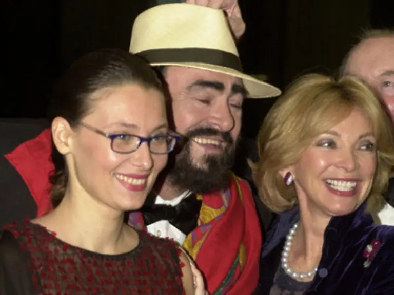 Dass-Pavarotti-wenngleich-nicht-mit-frueherem-Glanz-immer-noch-bis-ins-Alter-singen-konnte-war-in-Anbetracht-der-vieljaehrigen-extremen-Belastung-seiner-Stimme-in-rund-4-000-Konzerten-fast-schon-ein-Wunder