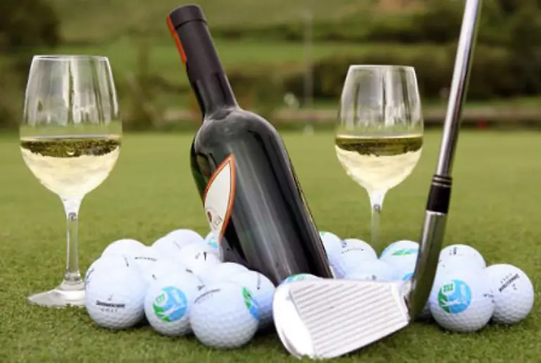 Wer-gleich-beim-ersten-Abschlag-einlocht-muss-eine-Clubrunde-ausgeben-Nicht-ganz-billig-Golfer-Gaumen-sind-schliesslich-verwoehnt-Doch-die-Versicherungsbranche-laesst-niemanden-im-Stich-Die-Hole-in-one-Police-bewahrt-vor-diesem-Armutsrisiko