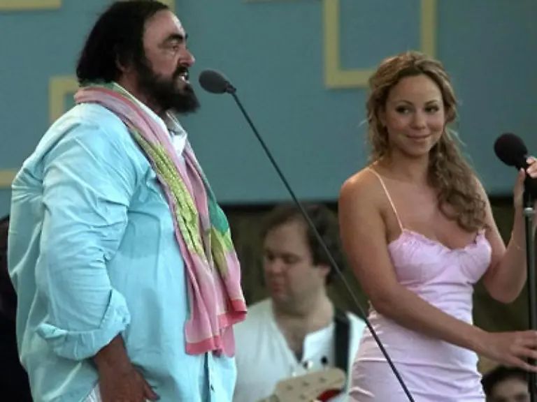 Die-Koerperfuelle-sowie-staendige-Rueckenschmerzen-hatten-Auftritte-Pavarottis-oftmals-zum-Risiko-werden-lassen-Im-Juni-musste-er-ein-Konzert-in-Mexiko-wegen-Kehlkopfentzuendung-absagen