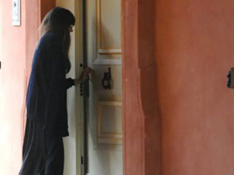 Doch-nun-trauern-alle-Musikfreunde-in-Italien-und-der-Welt-um-einen-begnadeten-Saenger-der-von-seinem-schweren-Leiden-erloest-wurde-Foto-Seine-Witwe-nach-einem-Spaziergang-am-Morgen-des-6