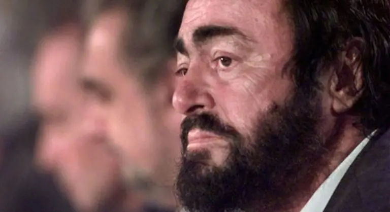 Stimmen-die-den-Saenger-nur-in-Zusammenhang-mit-Oh-Kohle-mio-sehen-werden-nun-erst-einmal-ruhig-sein-und-denen-den-Vortritt-lassen-die-einen-Freund-Kollegen-und-Saenger-vermissen