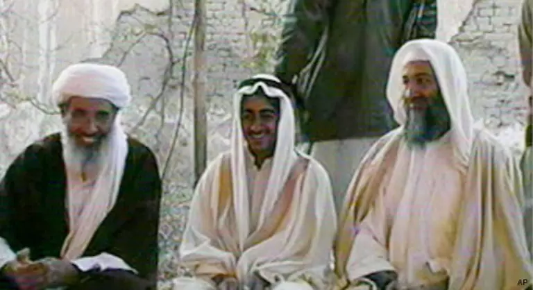 Mindestens-24-Kinder-soll-er-mit-fuenf-Ehefrauen-gezeugt-haben-Auf-diesem-Foto-ist-er-mit-einem-seiner-Soehne-abgelichtet-Mohammed-bin-Laden-Mitte-heiratet