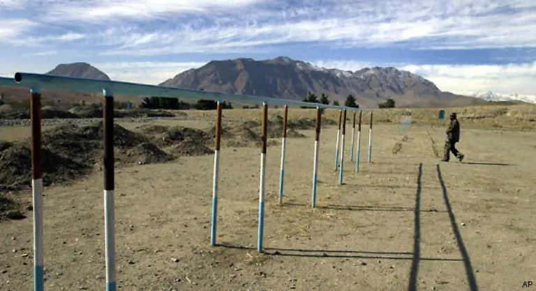 Ab-1986-und-verstaerkt-ab-1996-baut-er-mehr-als-50-militaerische-Camps-in-Afghanistan-auf