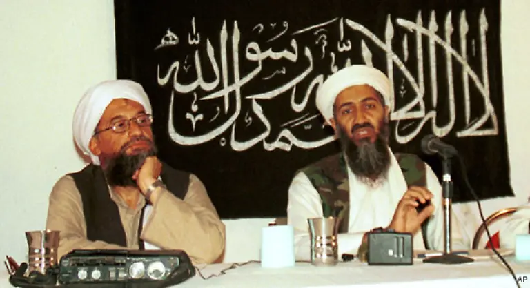 Im-Februar-1998-unterzeichnet-er-gemeinsam-mit-Aiman-al-Sarkawi-links-und-anderen-ein-Manifest-zur-Gruendung-einer-Internationalen-Front-fuer-einen-Dschihad-gegen-die-Juden-und-Kreuzfahrer