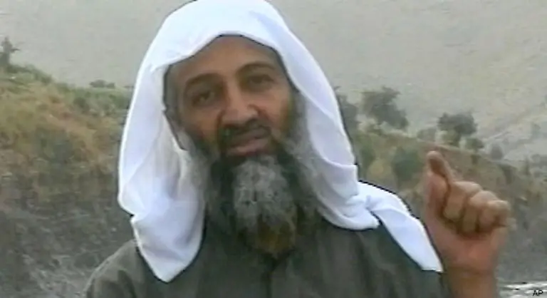 In-der-Folgezeit-veroeffentlichte-er-die-erste-Dschihad-Erklaerung-Ziel-seiner-Organisation-El-Kaida-sei-die-Vertreibung-amerikanischer-Truppen-aus-der-Golfregion-der-Sturz-des-saudischen-Koenighauses
